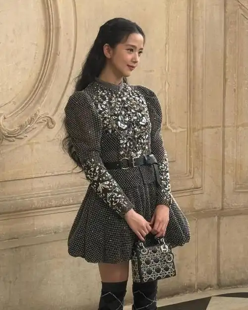 金智秀巴黎大秀造型