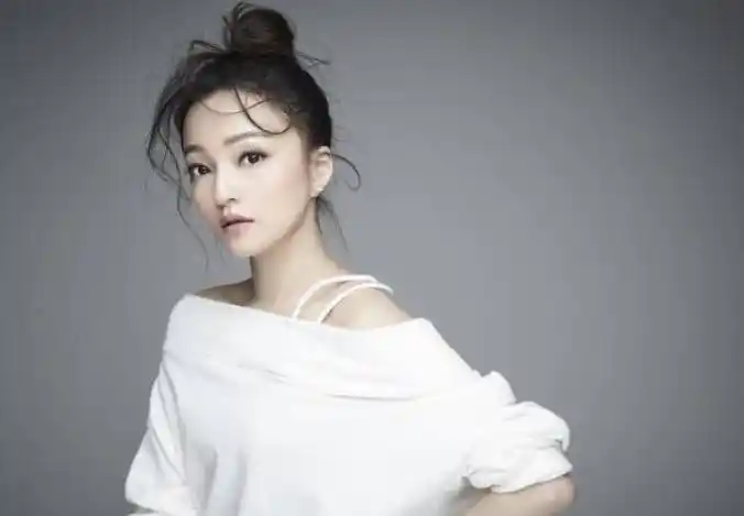 被亲妈卷走1个亿,遭闺蜜落井下石的张韶涵,蛰伏14年后苦尽甘来_父亲