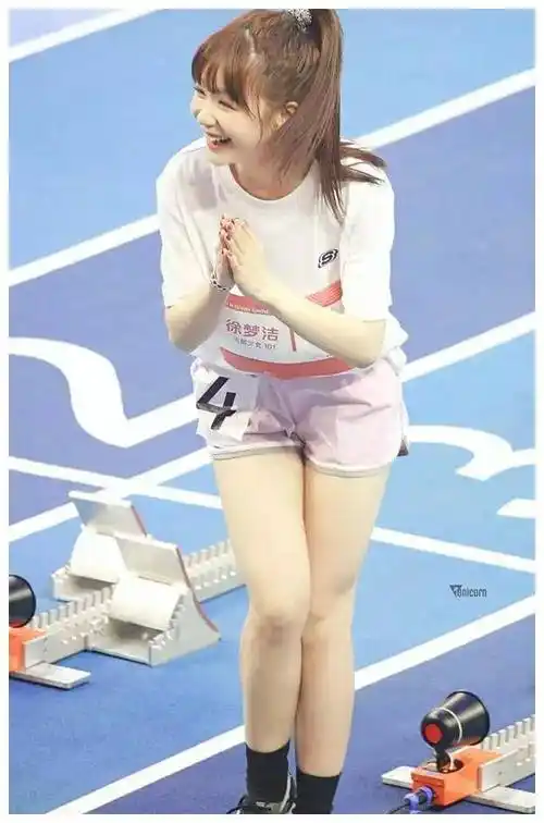 虽然这种形状粉红色的运动裤让脚看起来很粗,但是这条徐梦洁很可爱.