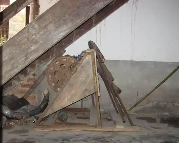 传统的脚踩式稻谷脱粒机