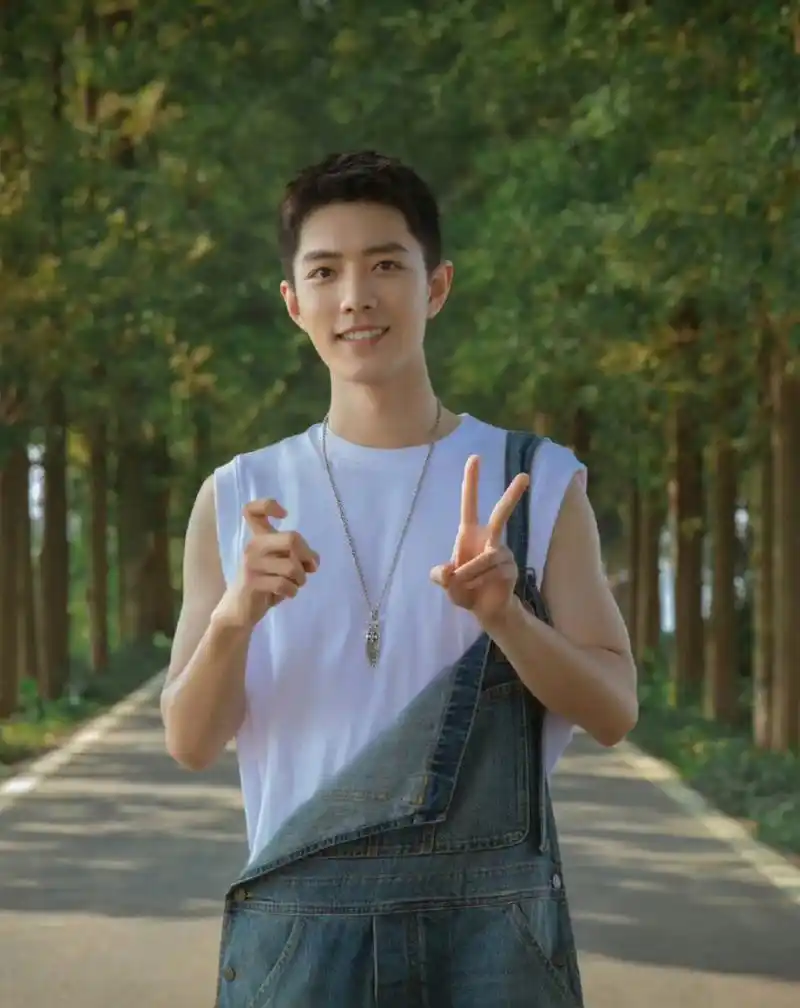 肖战终于穿背带裤了# 穿背带裤的肖战看起来好青春活力!