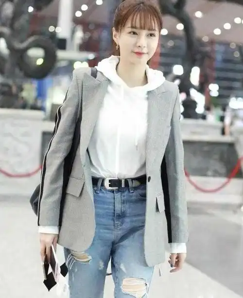 沈梦辰是搭配高手西装白色卫衣搭牛仔裤照穿甩朋友圈几条街