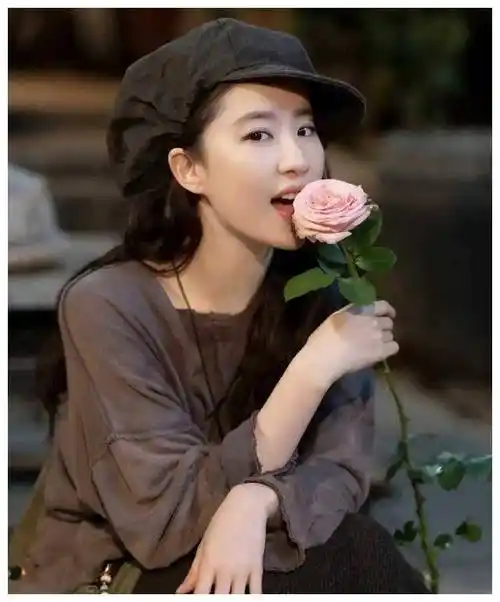 王楚然被赞新加坡生图,她是刘亦菲的高配版?杨洋的真实反应.