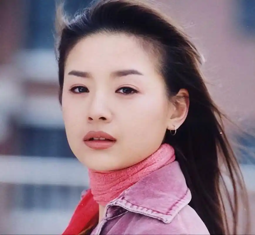 回顾曾经的"清纯女神"董洁:恋上梁朝伟遭刘嘉玲封杀,又婚内出轨?