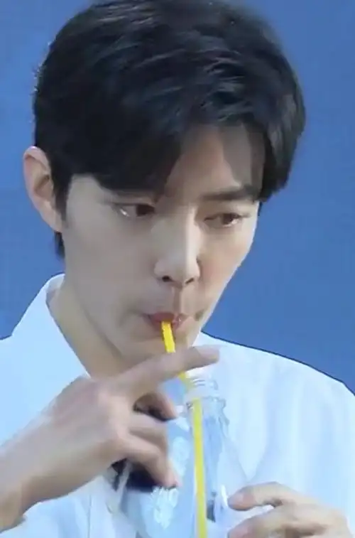 肖战喝水卖萌照公开一脸无辜故意扮嫩30岁装可爱真合适