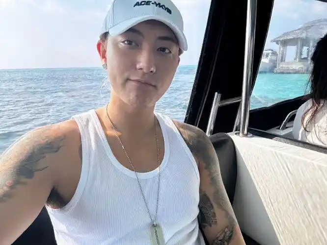 黄子韬泳池背影