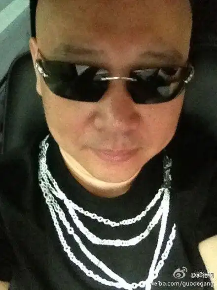 10月6日晚,郭德纲[微博]在微博上秀出一张自拍照,照片中他身穿银项链