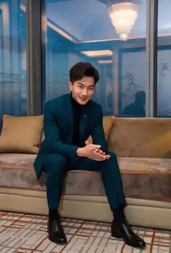 刘恺威晒新造型,这打扮一点不像44岁的人,真有型!