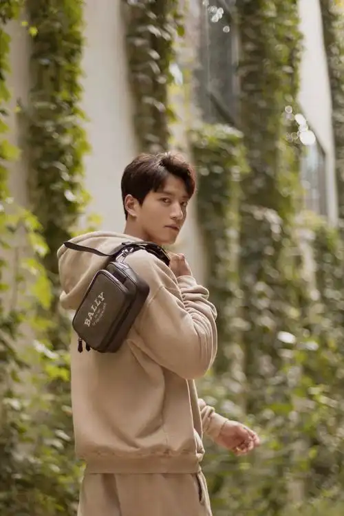 张峻宁晒秋日ootd暖阳下感受随性自我