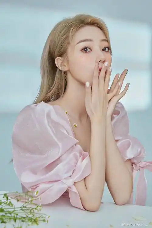 安泳畅七夕写真释出 樱花精灵造型清丽澄澈