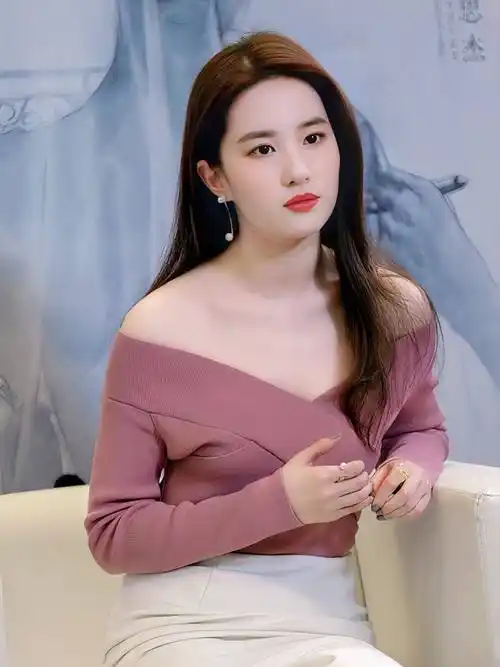 刘亦菲酒红色上衣长发优雅写真_气质_女神_长裙