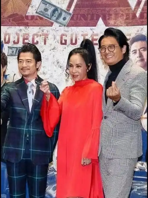 周润发夫妇合体亮相老婆打扮前卫太个性但人真的不能不服老