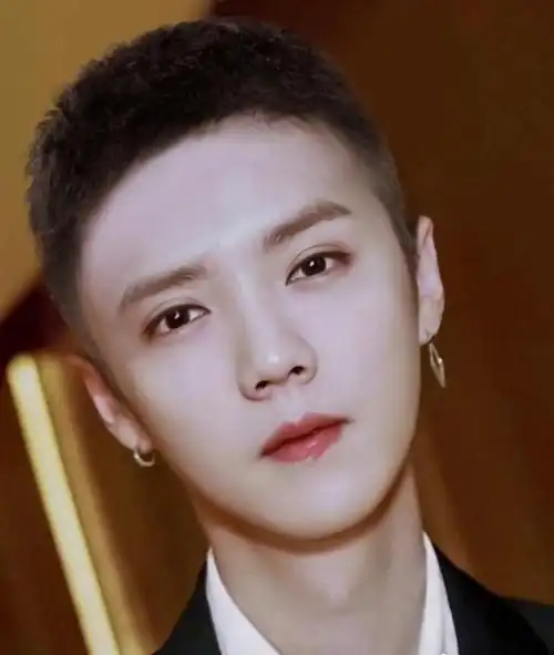 男星寸头大赏,李现李易峰干练,易烊千玺man爆,最后一位不适合