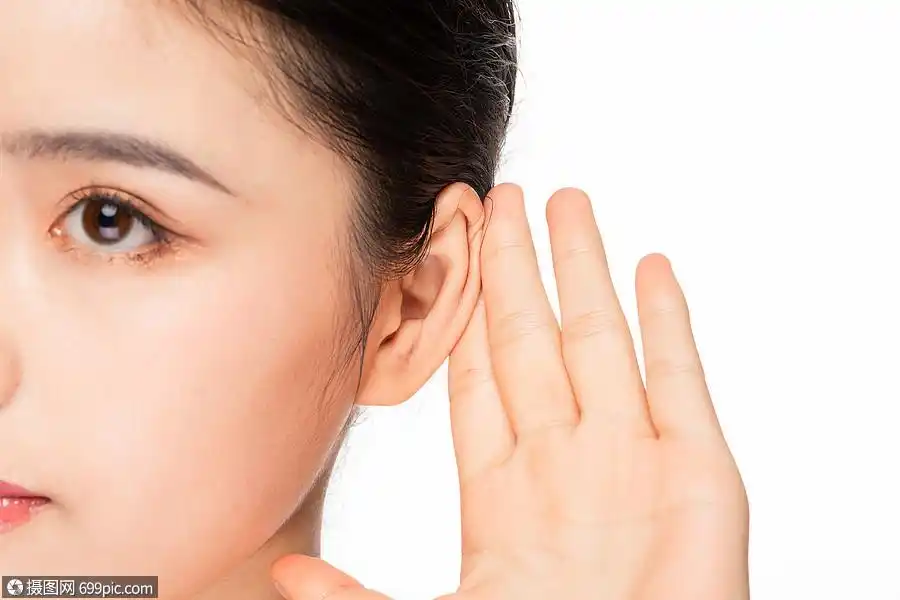 美女侧起耳朵聆听局部亚洲人