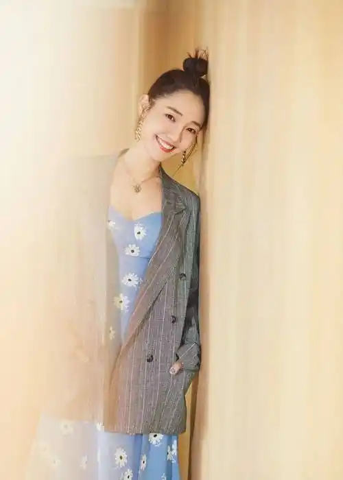 白百何跨年营业,蓝指甲大金链,明星认真起来个个都是李佳琦!