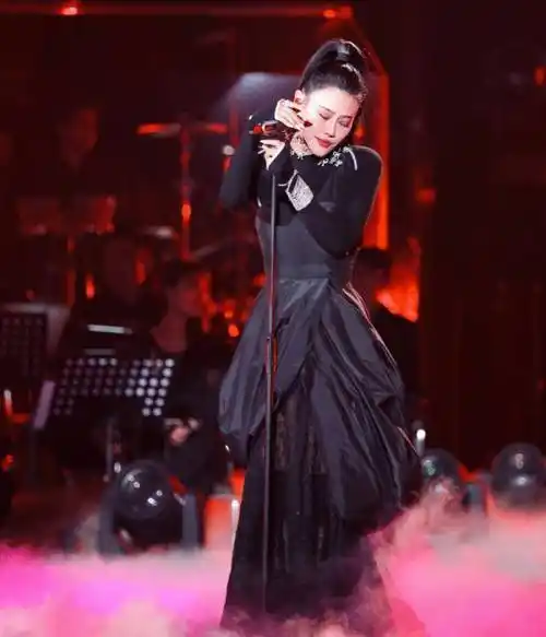 原创袁娅维太会穿不想秀腿故意穿花瓶裙却意外闪耀全场