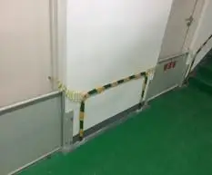 离墙10~15mm,刷黄绿双色45°角斜条纹油漆;高低压配电房接地扁钢同