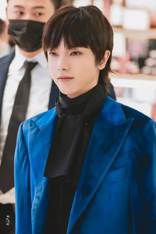 华晨宇在活动中的最新照片也流传了出来.