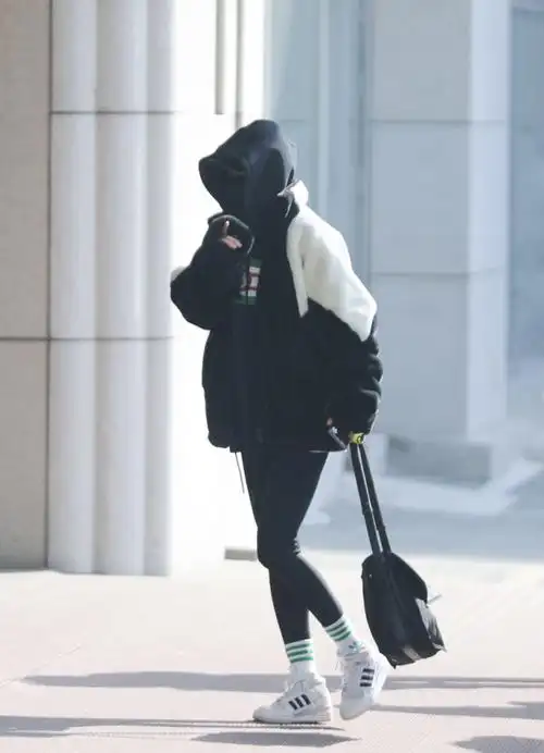 杨幂2021近期机场私服穿搭 又酷又甜