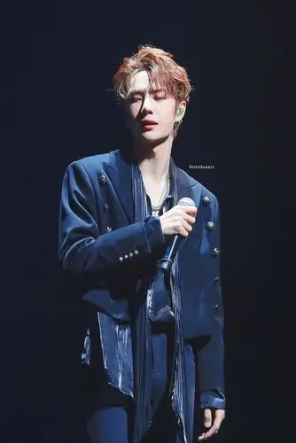 190602 乐华娱乐家族演唱会 @uniq-王一博 cr:logo