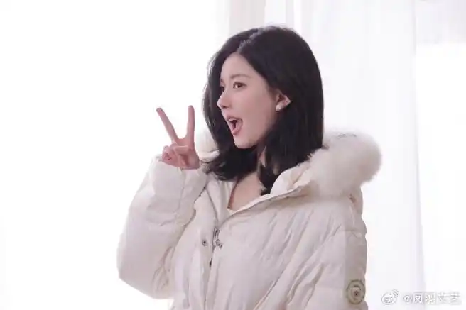 赵露思绿裙笑颜##赵露思羽绒服嘟嘴