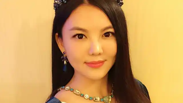 43岁李湘近照曝光,腰身粗壮需搀扶,手戴大钻戒抢镜