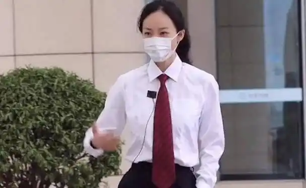 原创韩雪街头拍戏穿制服打领带派头十足路人镜头下竹竿腿优越