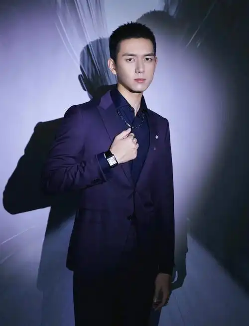 李现星动之夜造型出图寸头紫色西装期待帅哥今晚的红毯