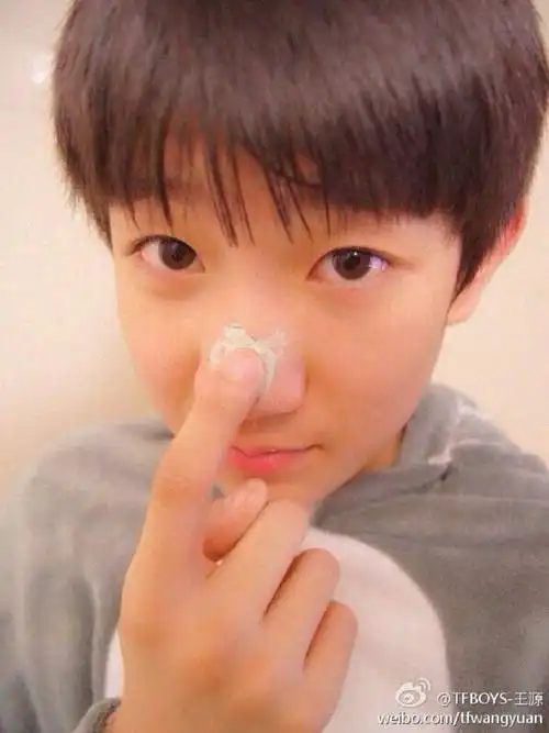 不是的饱饱 你小时候真的确实的确很会自拍@tfboys-王源#王源是懂撞色