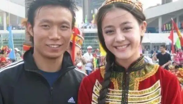 迪丽热巴小学照片被疯传 网友:整没整容一目了然