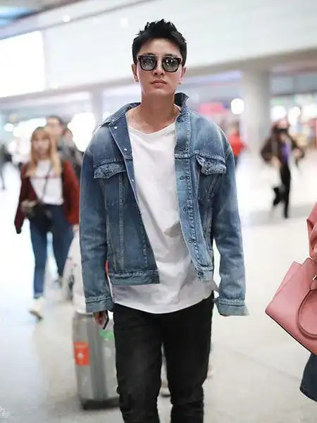又帅回来了知名男星穿牛仔外套不但剑灵大气又不失男人味
