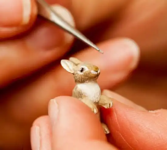 英雕刻家巧手打造米粒大小动物模型【5】