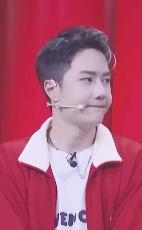 王一博街舞4录制vlog#王一博街舞4录制,现场捕捉到一只抿嘴的小可爱.