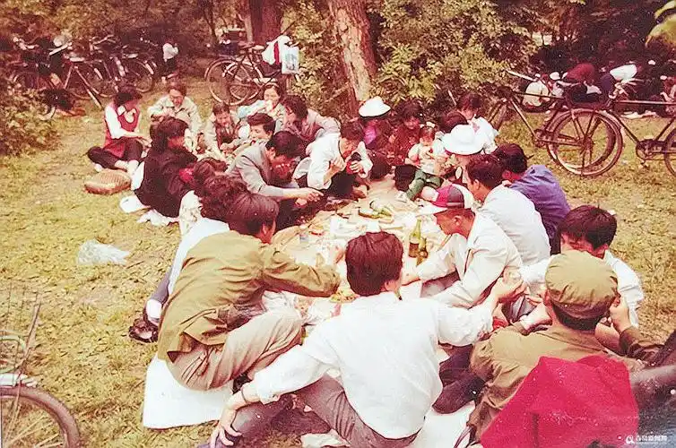 老照片:80年代的青岛春游季 里面有你的美好回忆吗