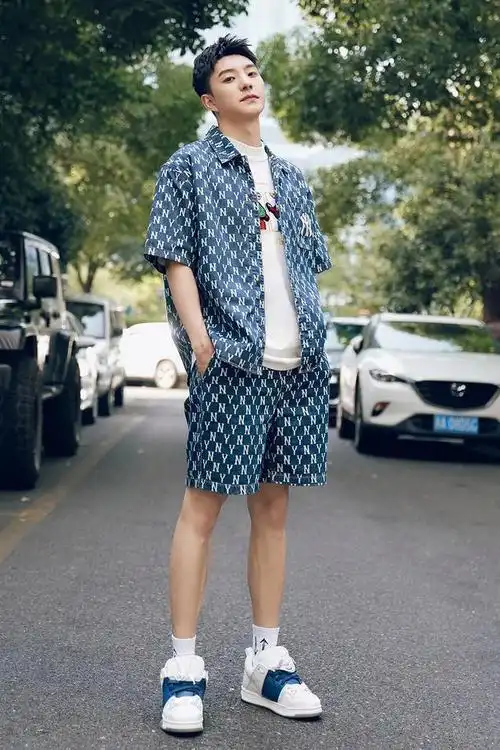 skate经典复古的鞋型在观感上和谐舒适,全身透露出的复古氛围感与大