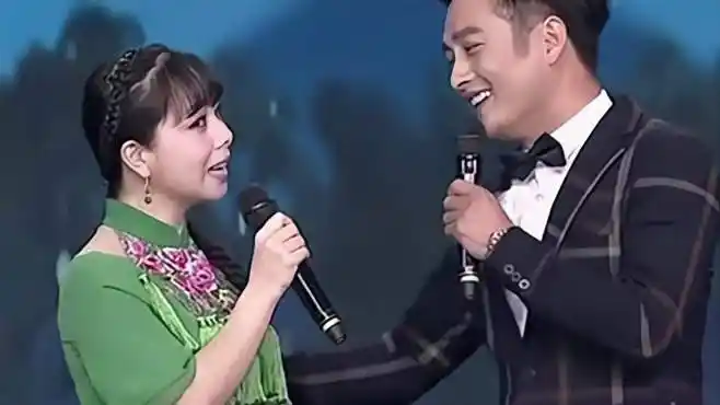 王二妮太大胆了!竟背着老公和云飞合唱肉麻情歌,开口就被甜到