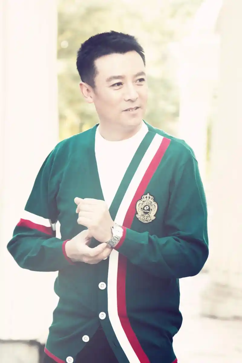 佟凡冬日明媚写真