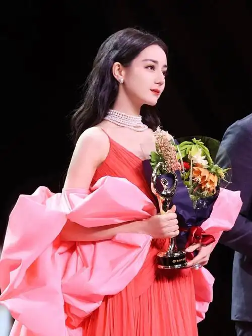 迪丽热巴去年微博之夜造型 96 "粉红玛丽猫"    #微博之夜女星红毯