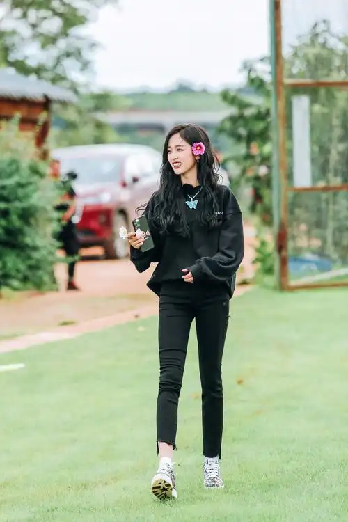 吴宣仪紧身牛仔裤近拍,都是嫩妞,和许佳琪你们更想上哪个?哪个活好