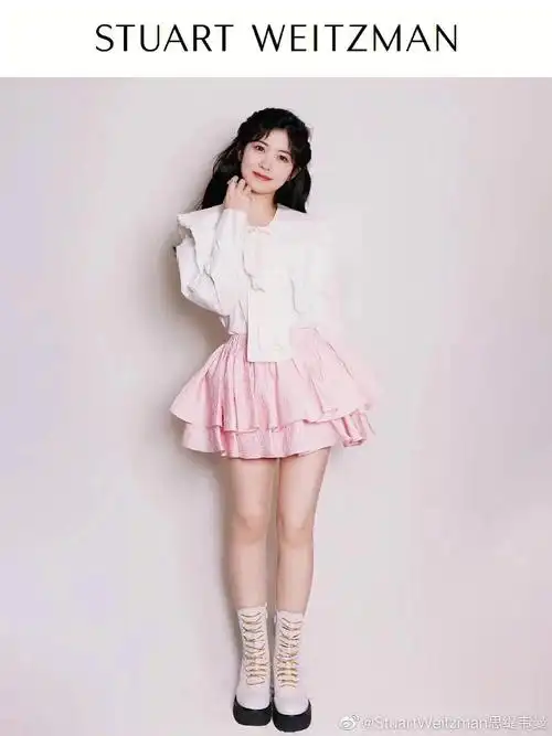 歌手@赖美云 穿着#raleigh  ultralift bootie#厚底靴 ,搭配纯白衬衫