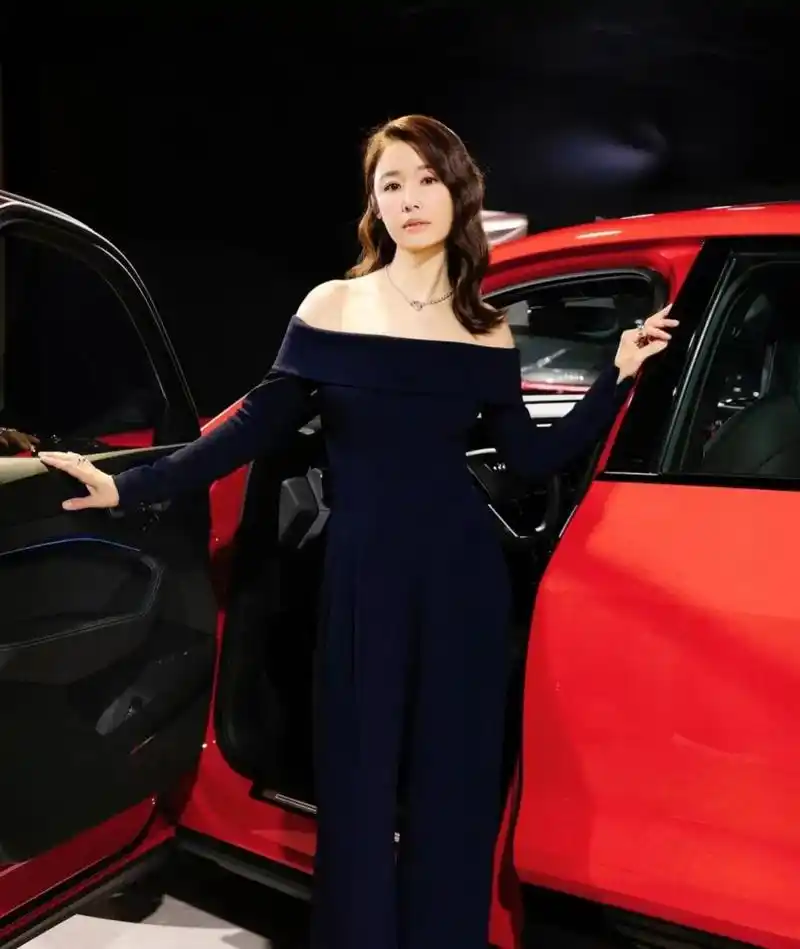 林心如代言奥迪汽车出席活动,一袭一字肩抹胸黑色阔腿裤套装高贵典雅