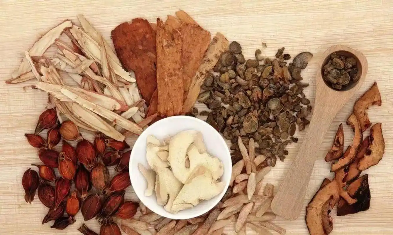 常用的几味中药,有效克制尿蛋白 1,黄芪 功效:补气升阳,益卫固表,利水