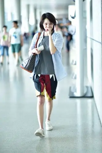 郑爽亲身示范 t恤 球鞋轻松玩转接地气最in潮搭_搭配秘籍_服饰_女人寨