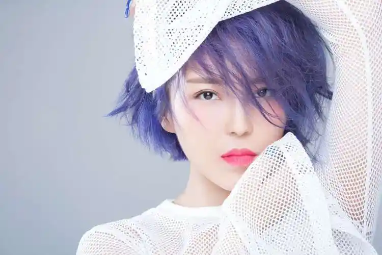 p>崔子格(queena),6月25日出生于新疆乌鲁木齐,中国内地流行女歌手