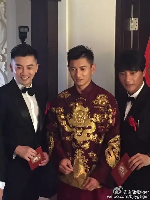 吴奇隆穿龙袍携最强伴郎团出场