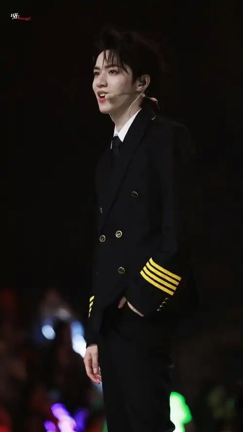 刘耀文黑色制服造型##刘耀文胸前纹身贴##时代少年团今天换妆造了