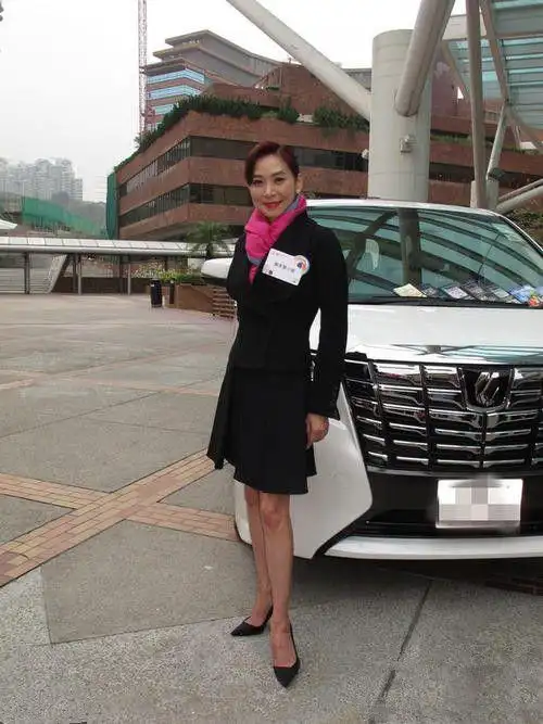 邝美云穿衣品味确实不俗在满脸沧桑的事实下依旧气质非凡