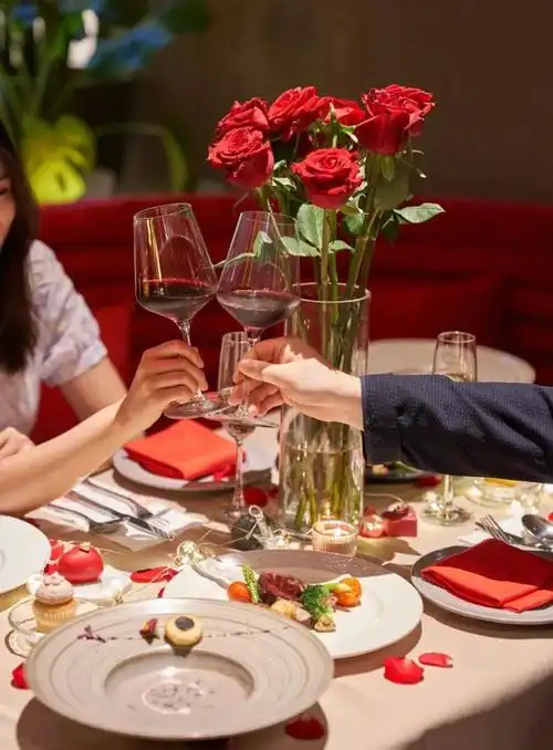 抬起手和爱人碰杯,和着浓重的夜色一同入口,真真是浪漫的天花板了