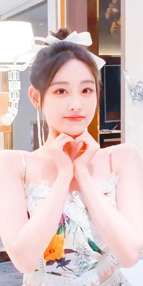 祝绪丹随拍美照,一身清凉蝴蝶结露背裙,夏日氧气感十足