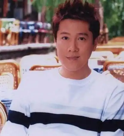 蔡国庆与妻子秦娟近照曝光两任外国女友都分手